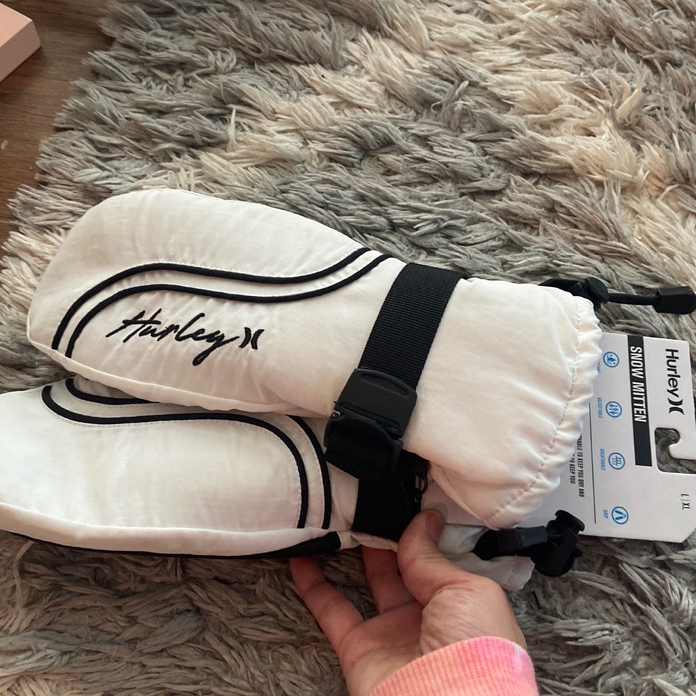 Brand new snow mitten